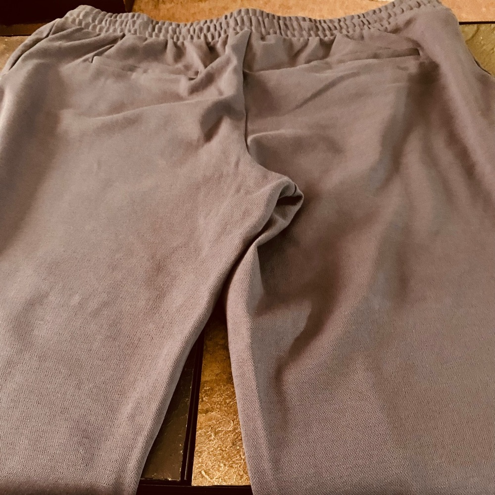 NWOT - Women’s nice 2x Grey Sweatpants with front pockets and faux back pockets
